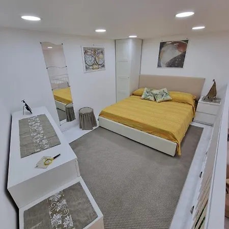 Apartment La Tana Del Viaggiatore, Parcheggio Gratuito Naples