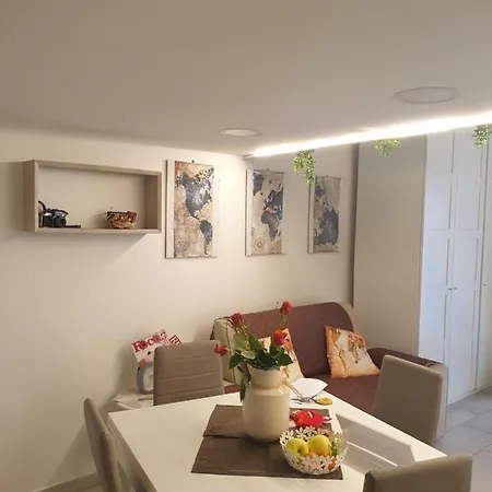 Apartment La Tana Del Viaggiatore, Parcheggio Gratuito Naples